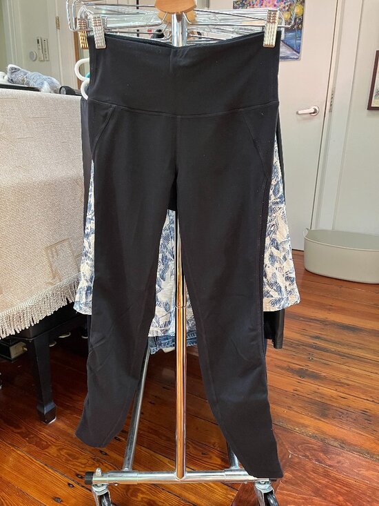 Athleta Pants - Athleta high rise cropped leggings with mesh